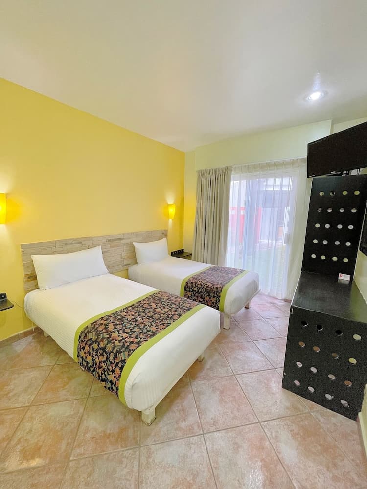 Seven Crown Express & Suites by Kavia — 13