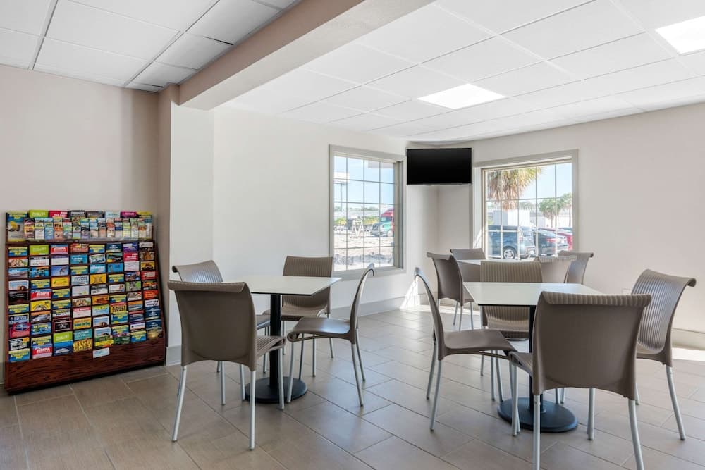 Econo Lodge Flughafen am RJ-Stadion — 24