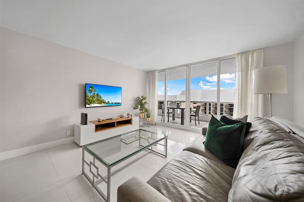 Condominio con vista a la bahía y balcón — 30