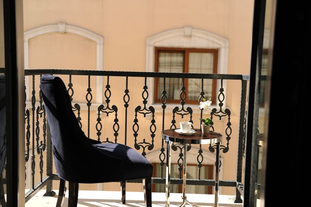 Le Petit Palace Hotel — 15