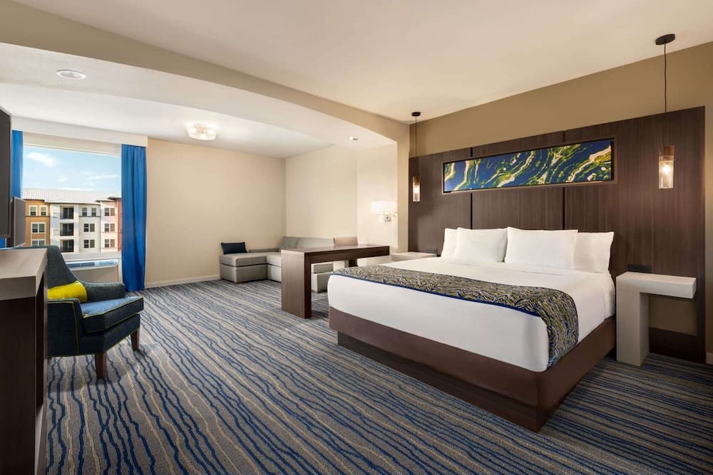 La Quinta Inn & Suites by Wyndham Orlando - IDrive Theme Parks — 10