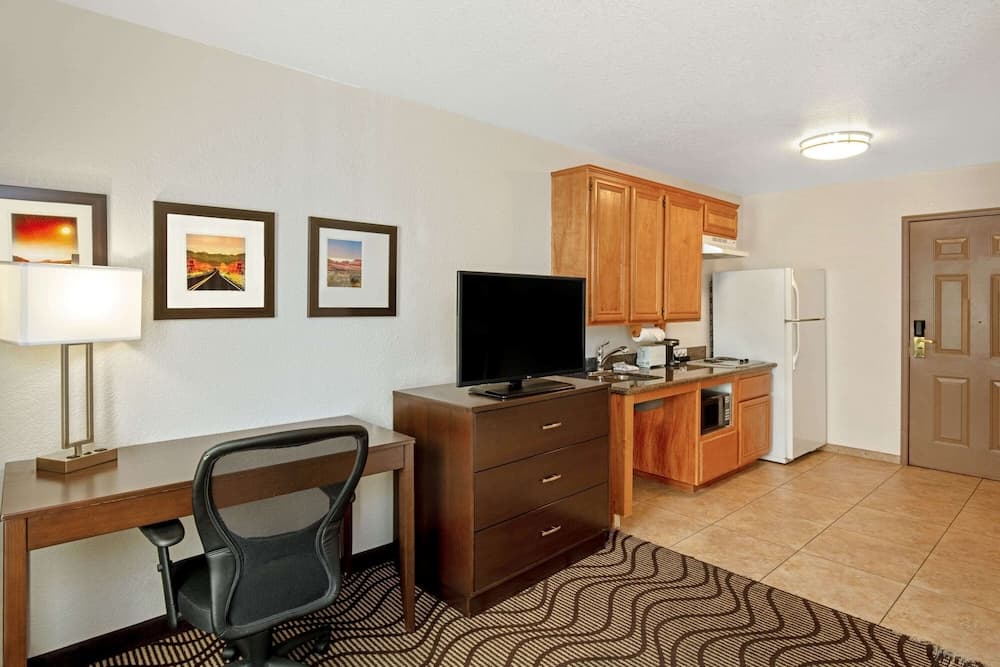 La Quinta Inn &amp; Suites by Wyndham Las Vegas Red Rock — 8