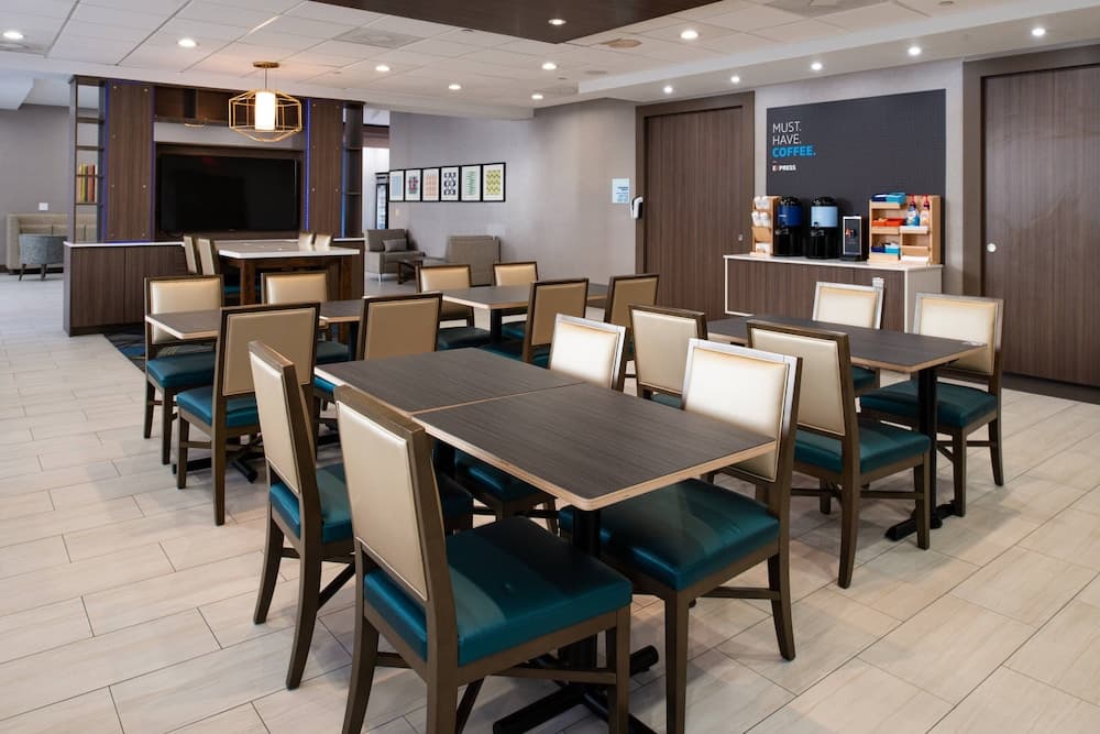 Holiday Inn Express & Suites Los Angeles Downtown West by IHG — 29