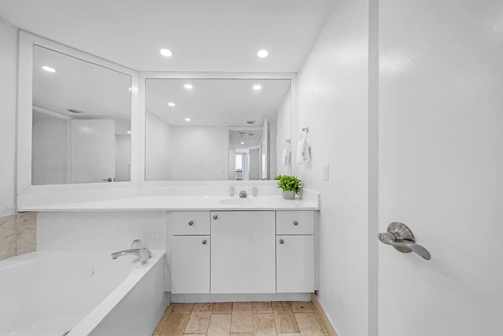 Condominio con vista a la bahía y balcón — 25