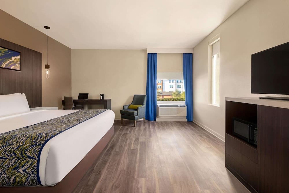 La Quinta Inn & Suites by Wyndham Orlando - IDrive Theme Parks — 7