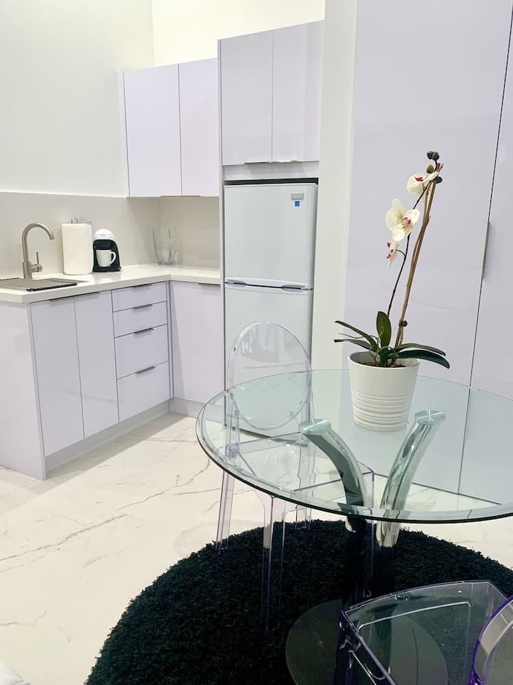 Guesthouse per soli uomini con opzione di abbigliamento vicino a Wilton Manors — 5