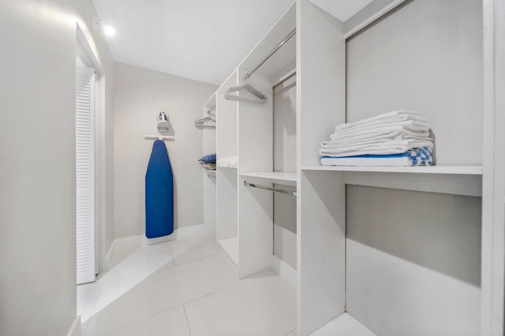 Condominio con vista a la bahía y balcón — 27