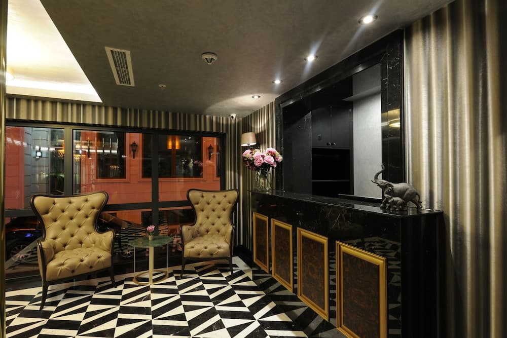 Le Petit Palace Hotel — 23