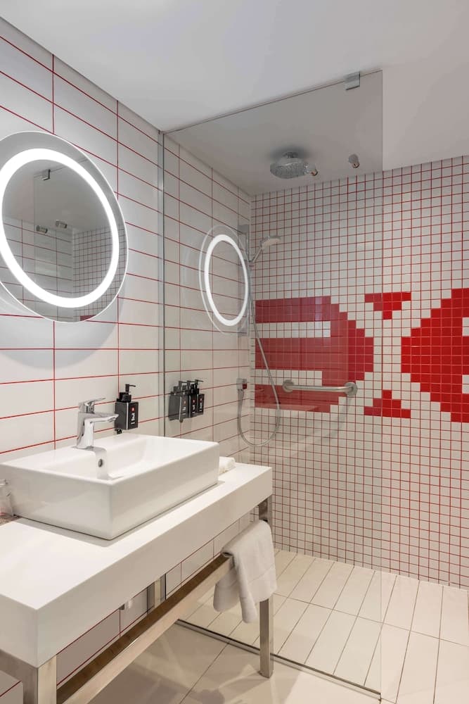 Radisson RED V&A Waterfront, Cape Town hotel, Silo 6, South Arm Road, V&A Waterfront, Cape Town, Western Cape, 8001, South Africa — photo 114