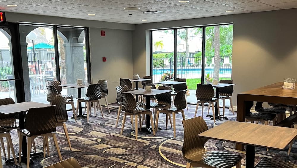 La Quinta Inn & Suites by Wyndham Ft Lauderdale Cypress Cr — 13