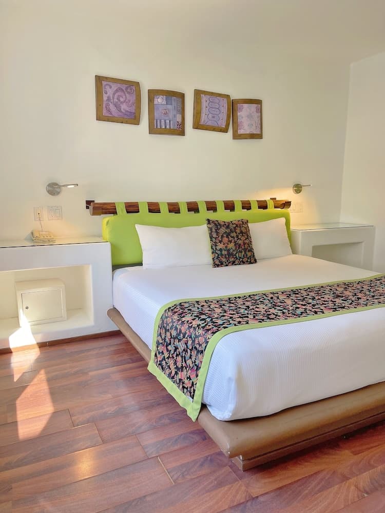 Seven Crown Express & Suites by Kavia — 6