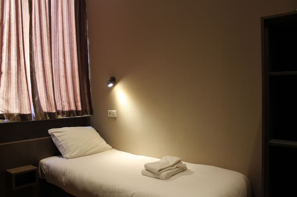 Hotel Blossoms — 18