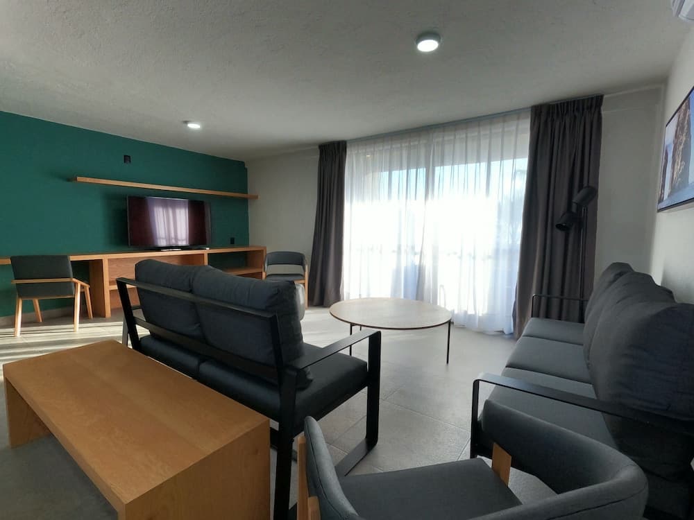 Sunrock Hotel and Suites — 7