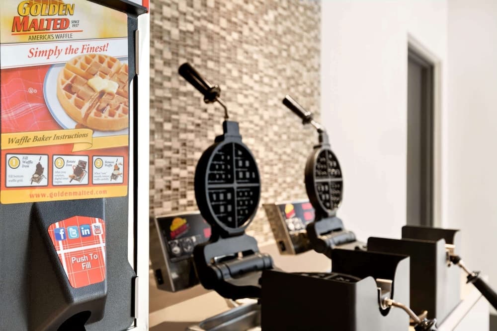 La Quinta Inn & Suites by Wyndham Orlando - IDrive Theme Parks — 24