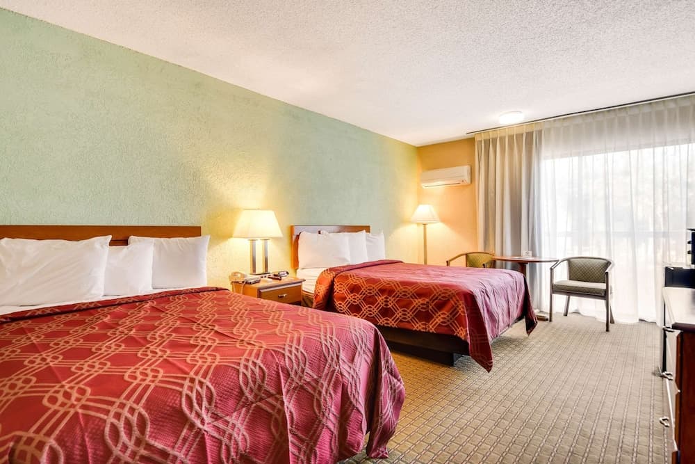 Econo Lodge Tampa near Busch Gardens — 12