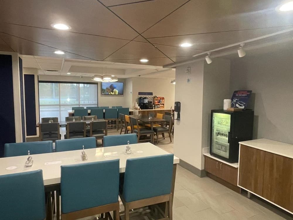 Holiday Inn Express & Suites Ft. Lauderdale N - Exec Airport by IHG — 21