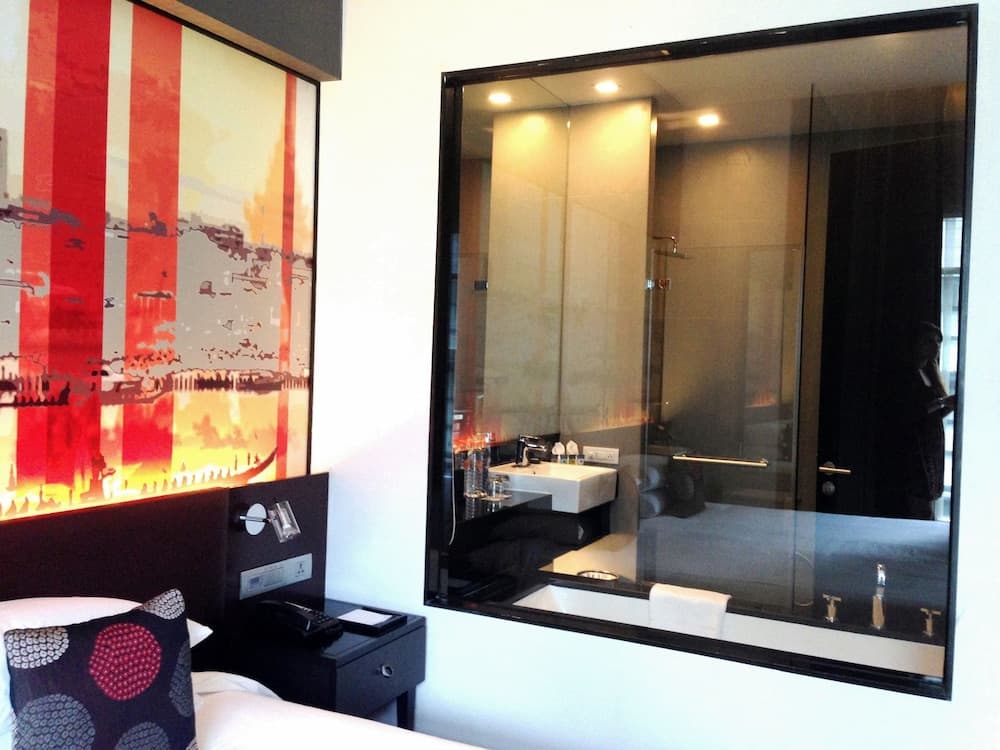 PARK PLAZA BANGKOK SOI 18 — 19