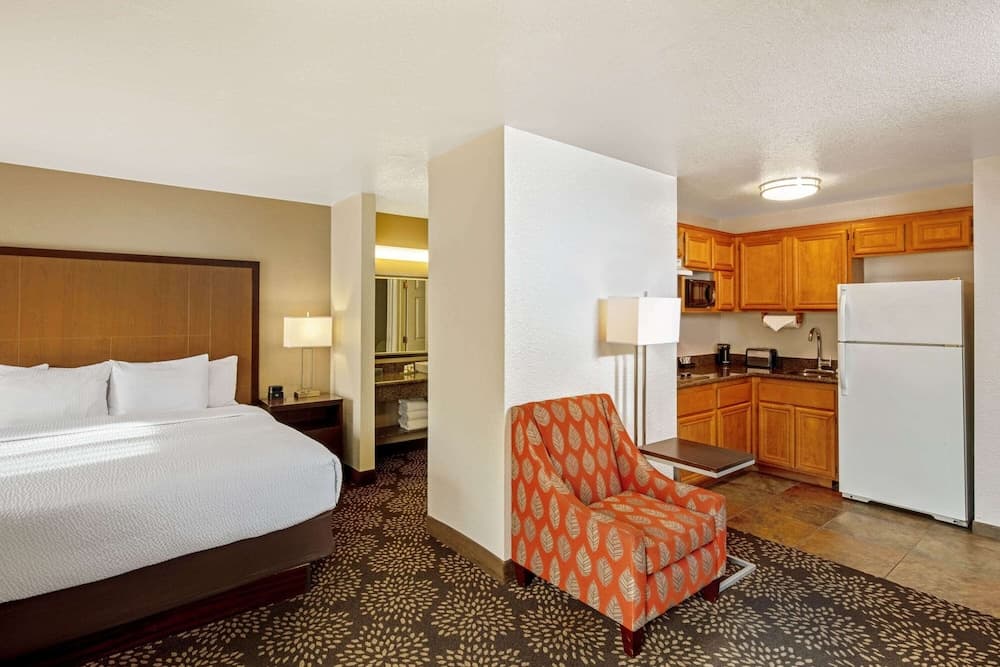 La Quinta Inn &amp; Suites by Wyndham Las Vegas Red Rock — 16