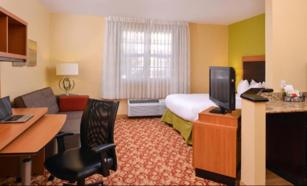 Candlewood Suiten Miami Doral by IHG — 6
