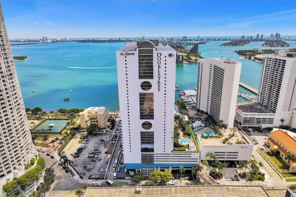 Condominio con vista a la bahía y balcón — 1