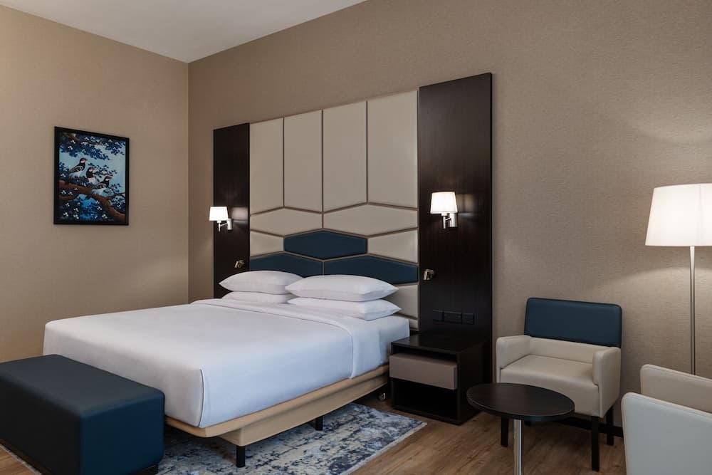 Four Points by Sheraton Production City, Dubai — 17