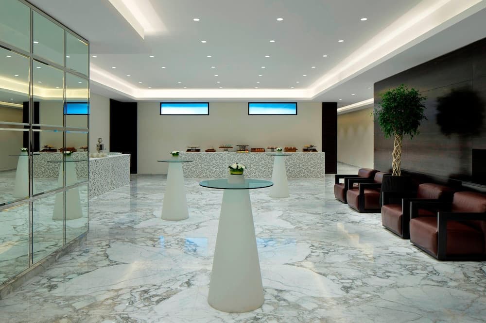 Le Meridien Dubai Hotel & Conference Centre — 10
