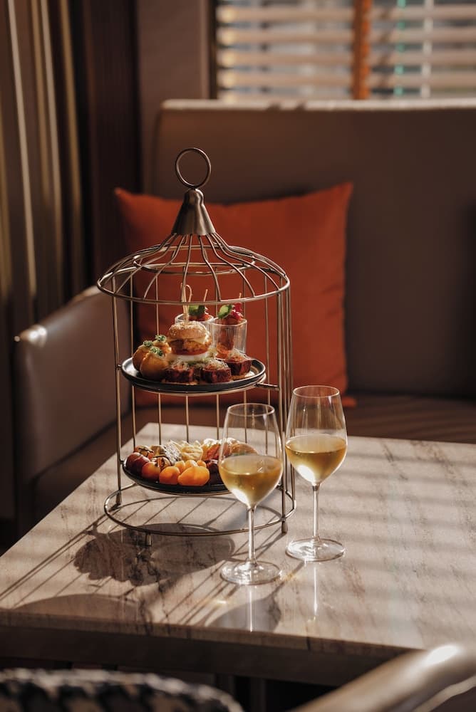 Aira Hotel Bangkok — 14