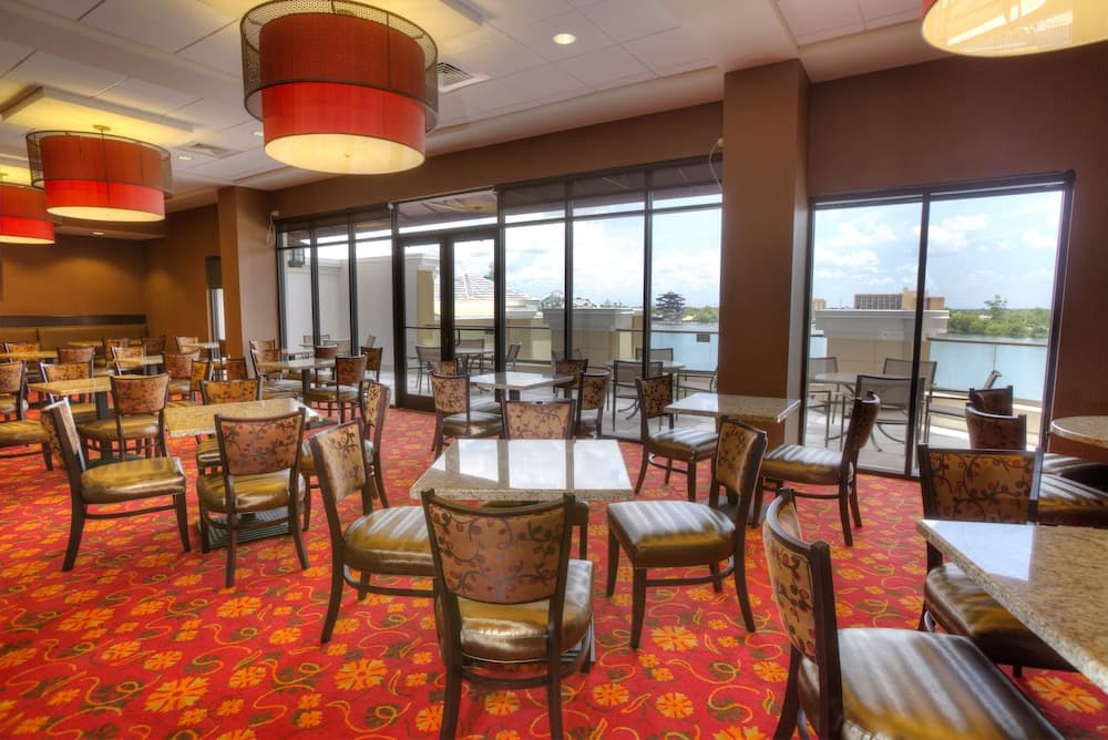 Ramada Plaza Resort & Suites by Wyndham Orlando Intl Drive — 16