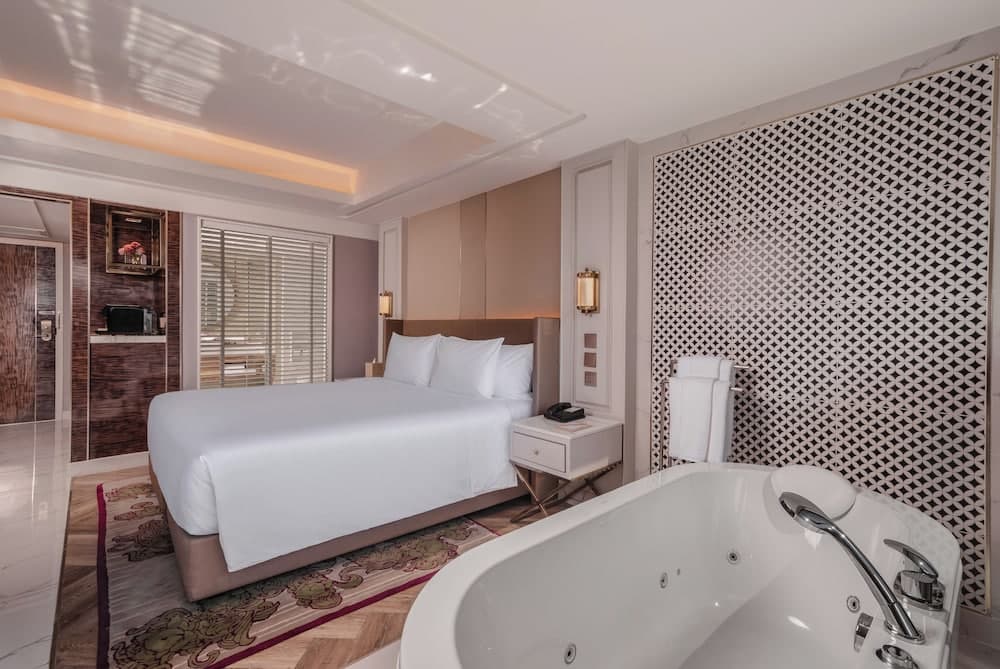 Aira Hotel Bangkok — 3