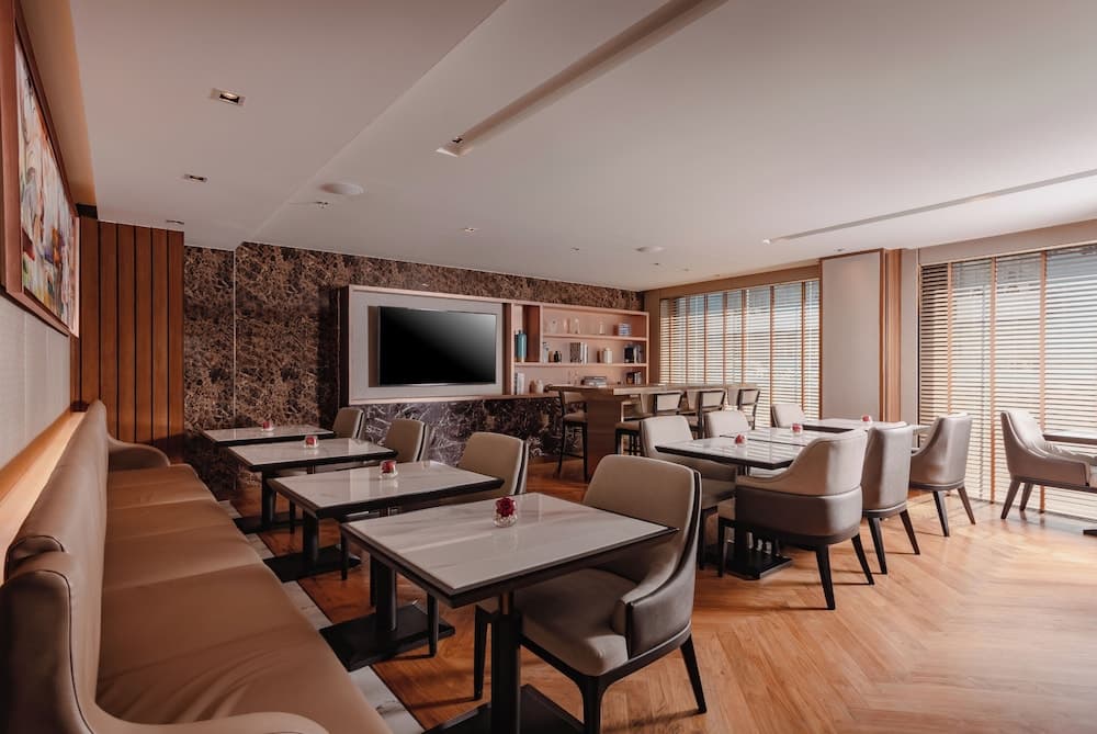 Aira Hotel Bangkok — 16