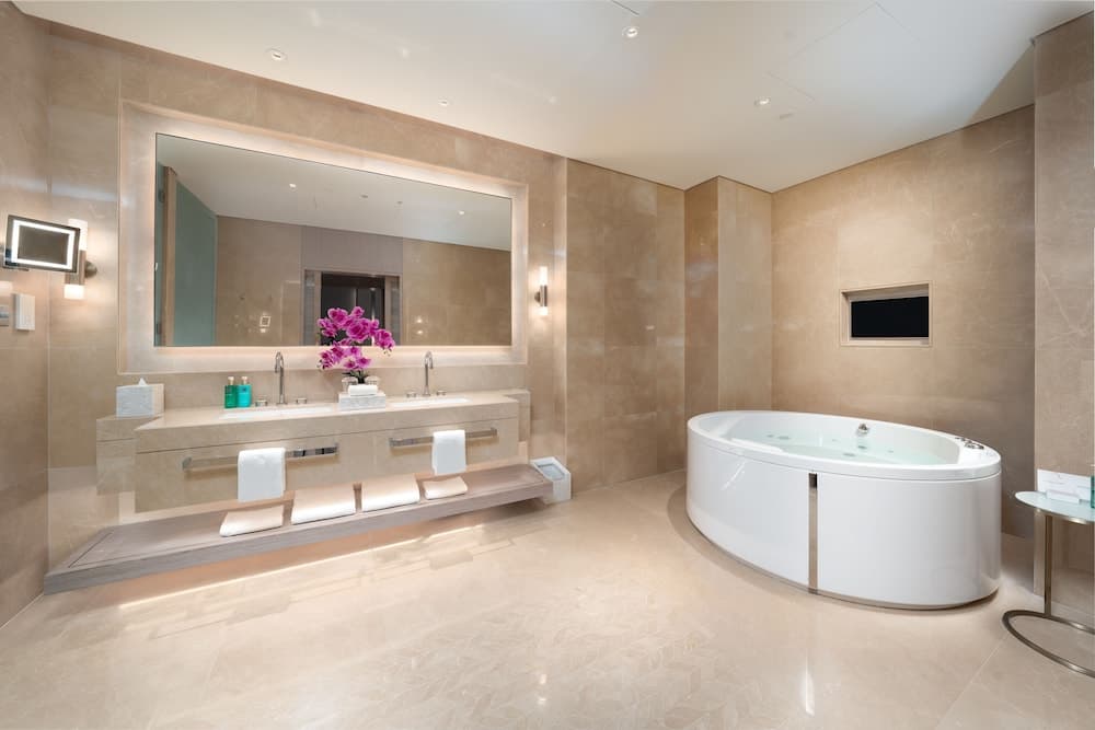 FIVE LUXE — 3