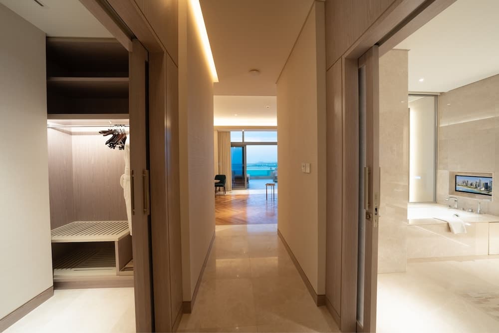 FIVE LUXE — 23