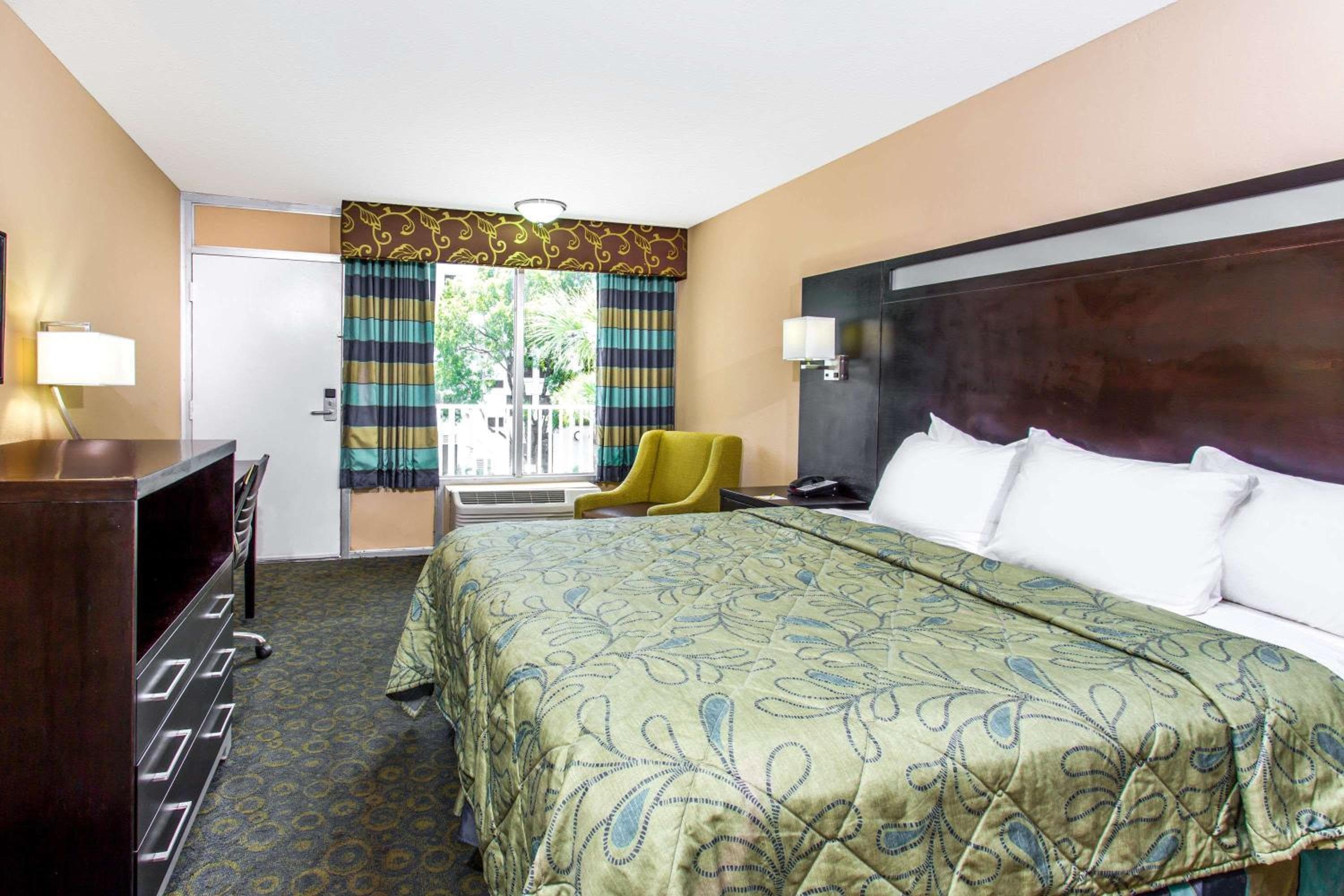 Days Inn by Wyndham Fort Lauderdale Airport Cruise Port — 10