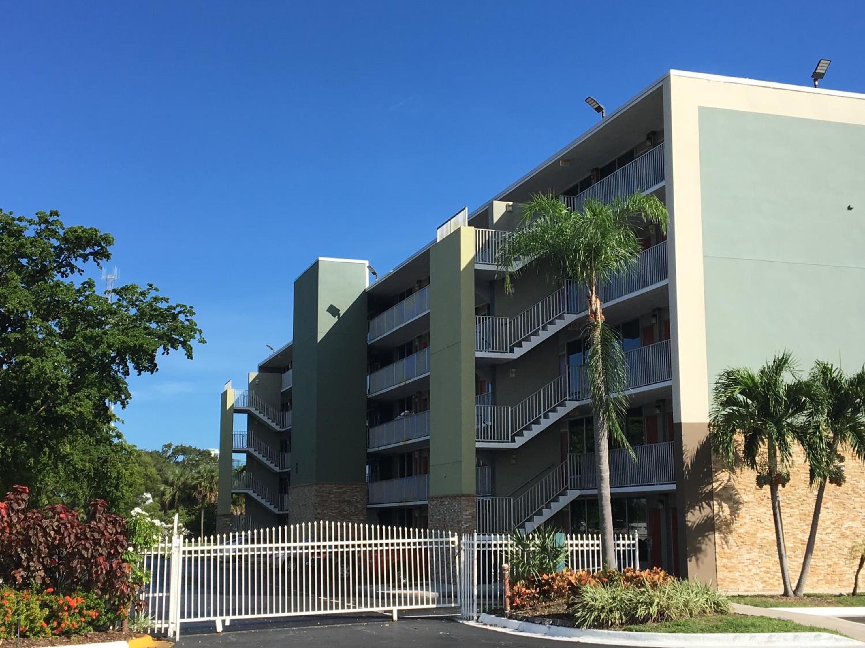 Days Inn by Wyndham Fort Lauderdale Airport Cruise Port — 19