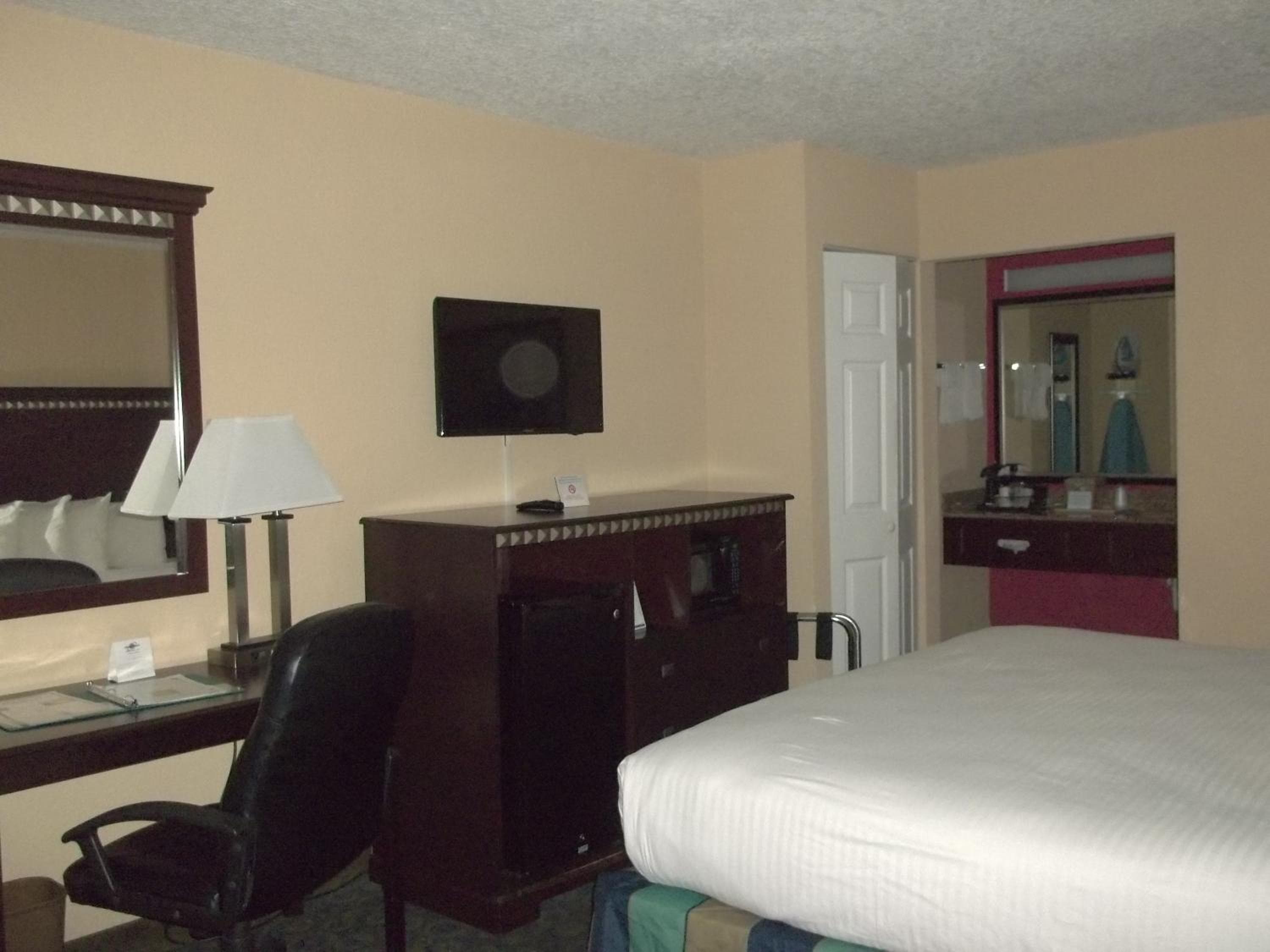 Days Inn by Wyndham Fort Lauderdale Airport Cruise Port — 13