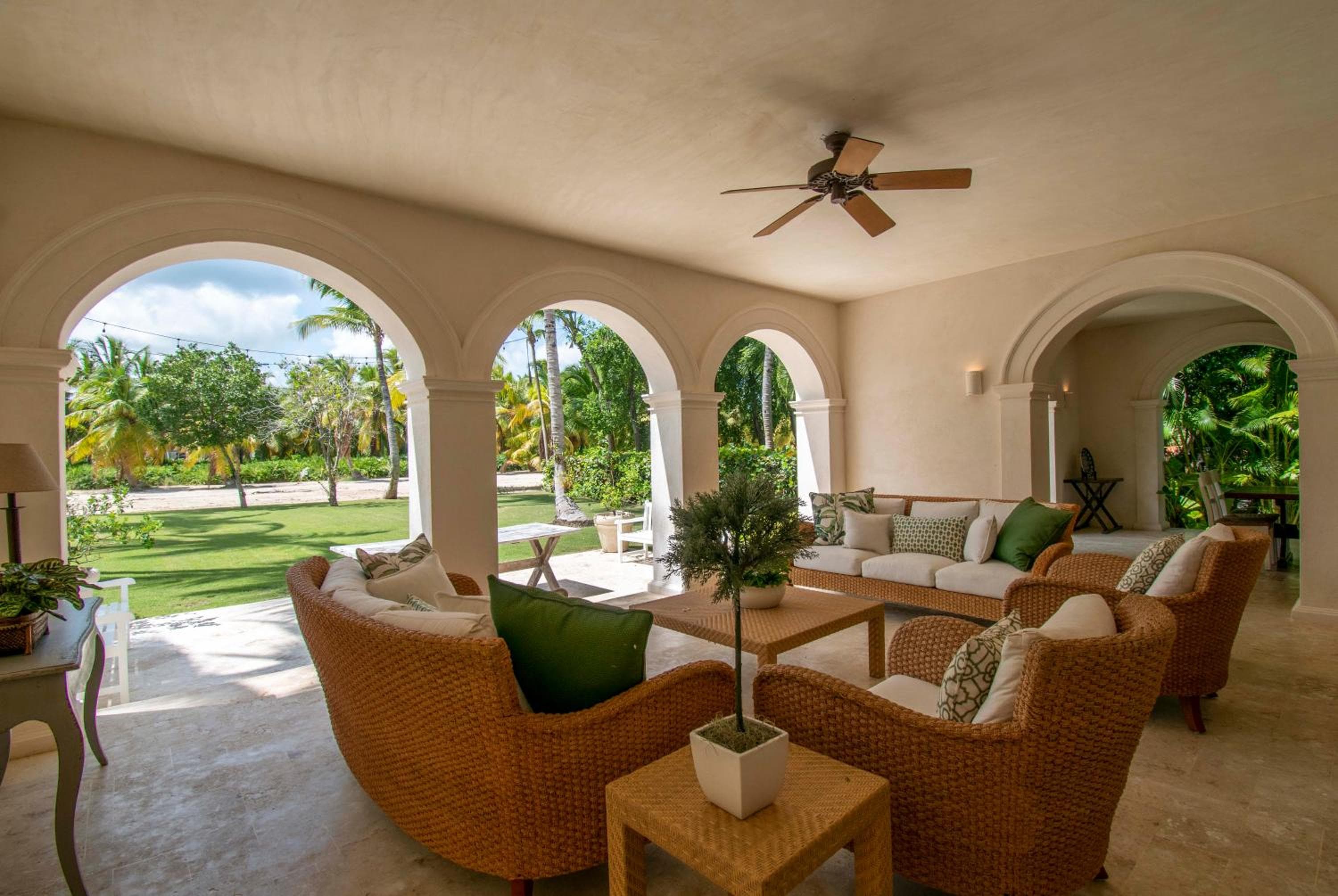 Luxury golf villa with private pool and service staff in exclusive resort near private beach — 2