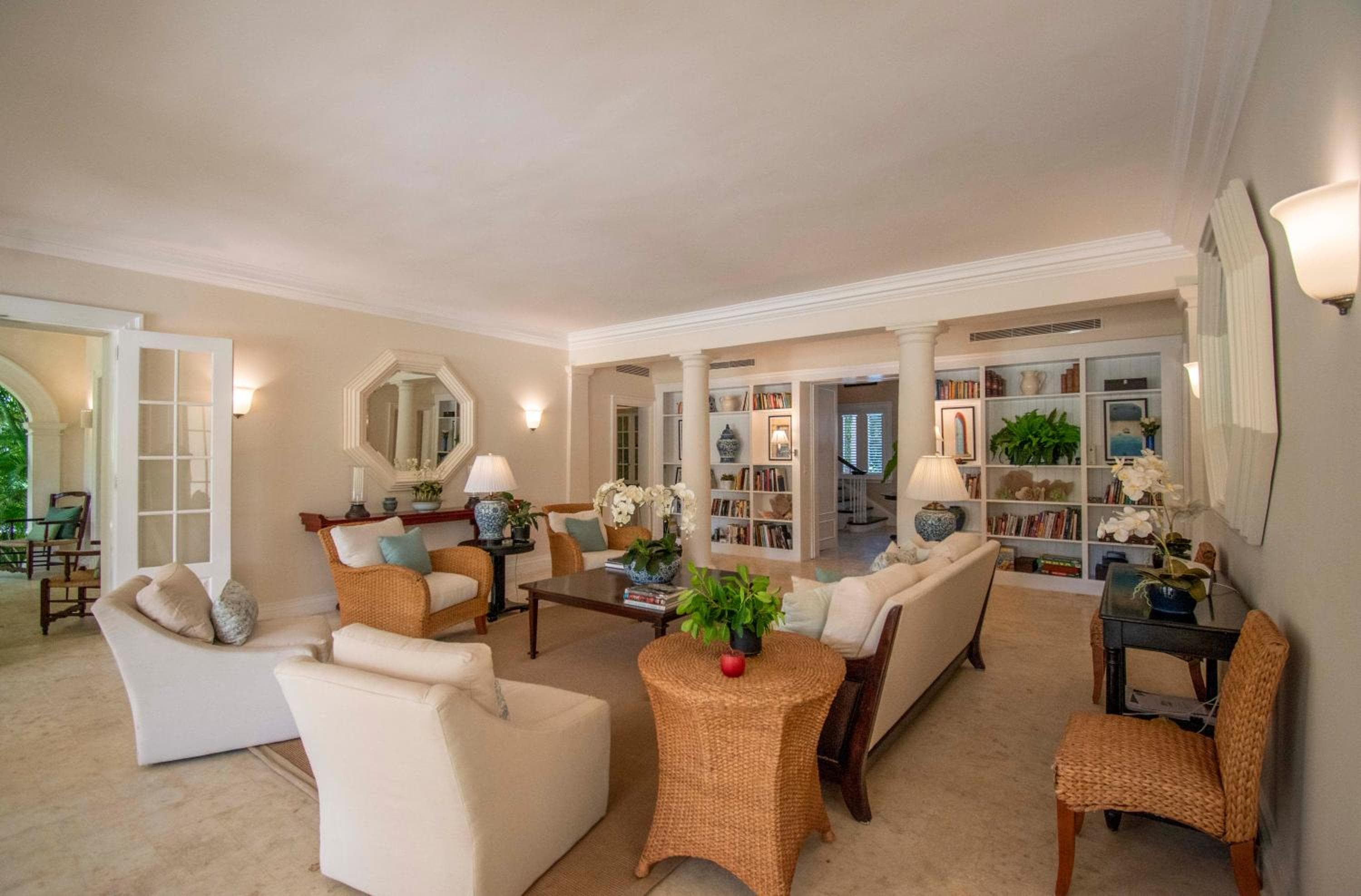 Luxury golf villa with private pool and service staff in exclusive resort near private beach — 4