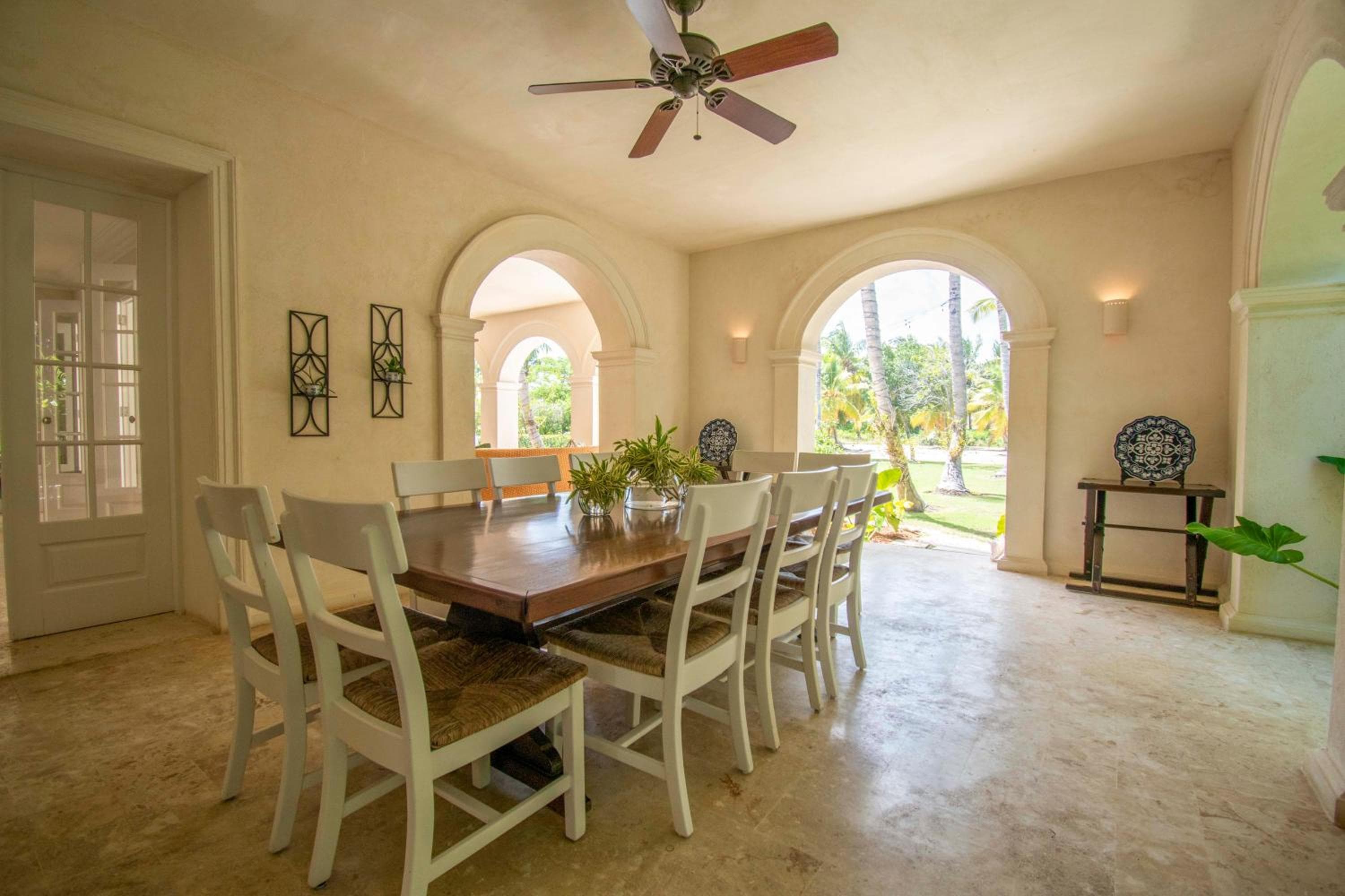 Luxury golf villa with private pool and service staff in exclusive resort near private beach — 5