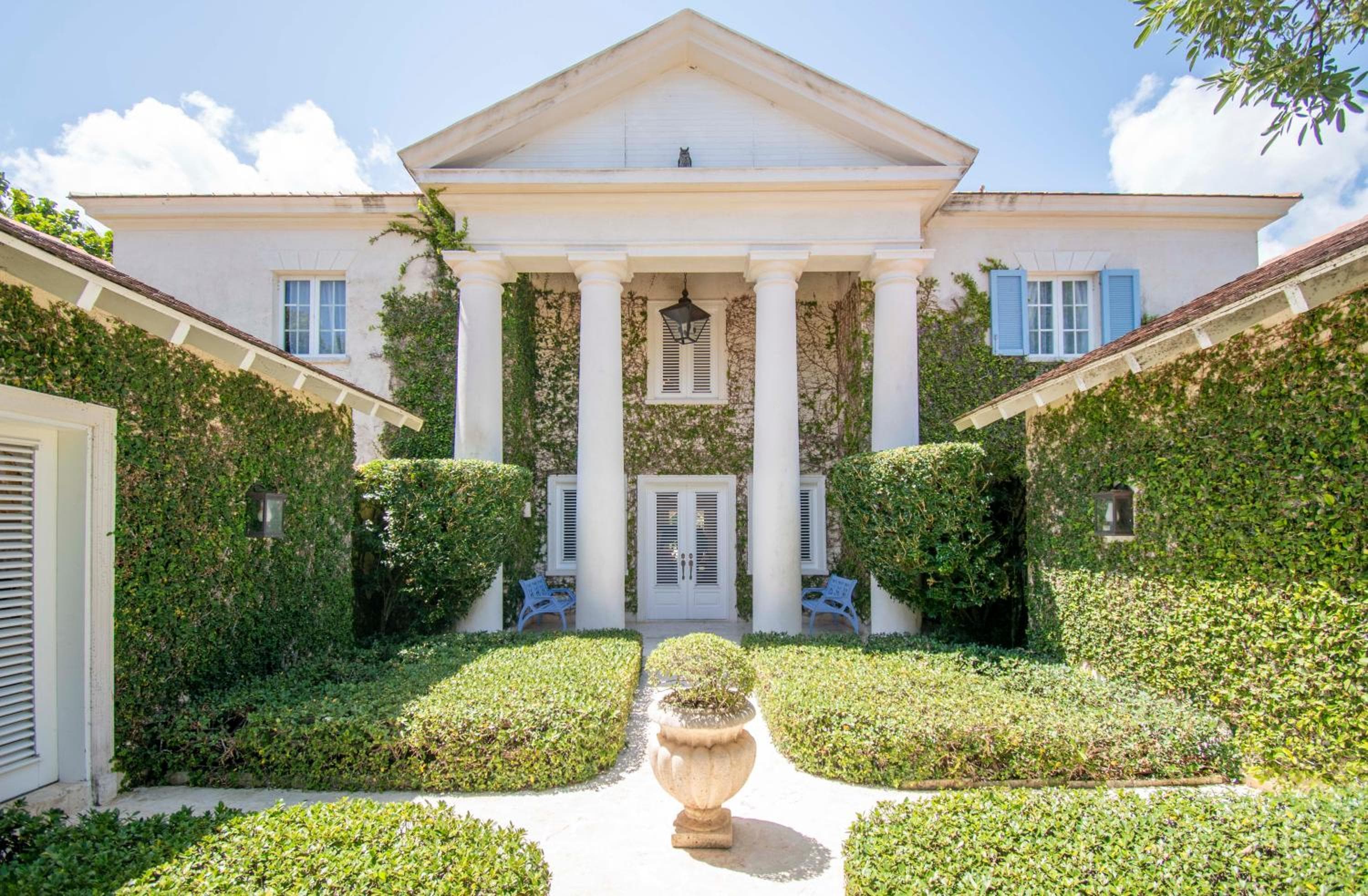 Luxury golf villa with private pool and service staff in exclusive resort near private beach — 6