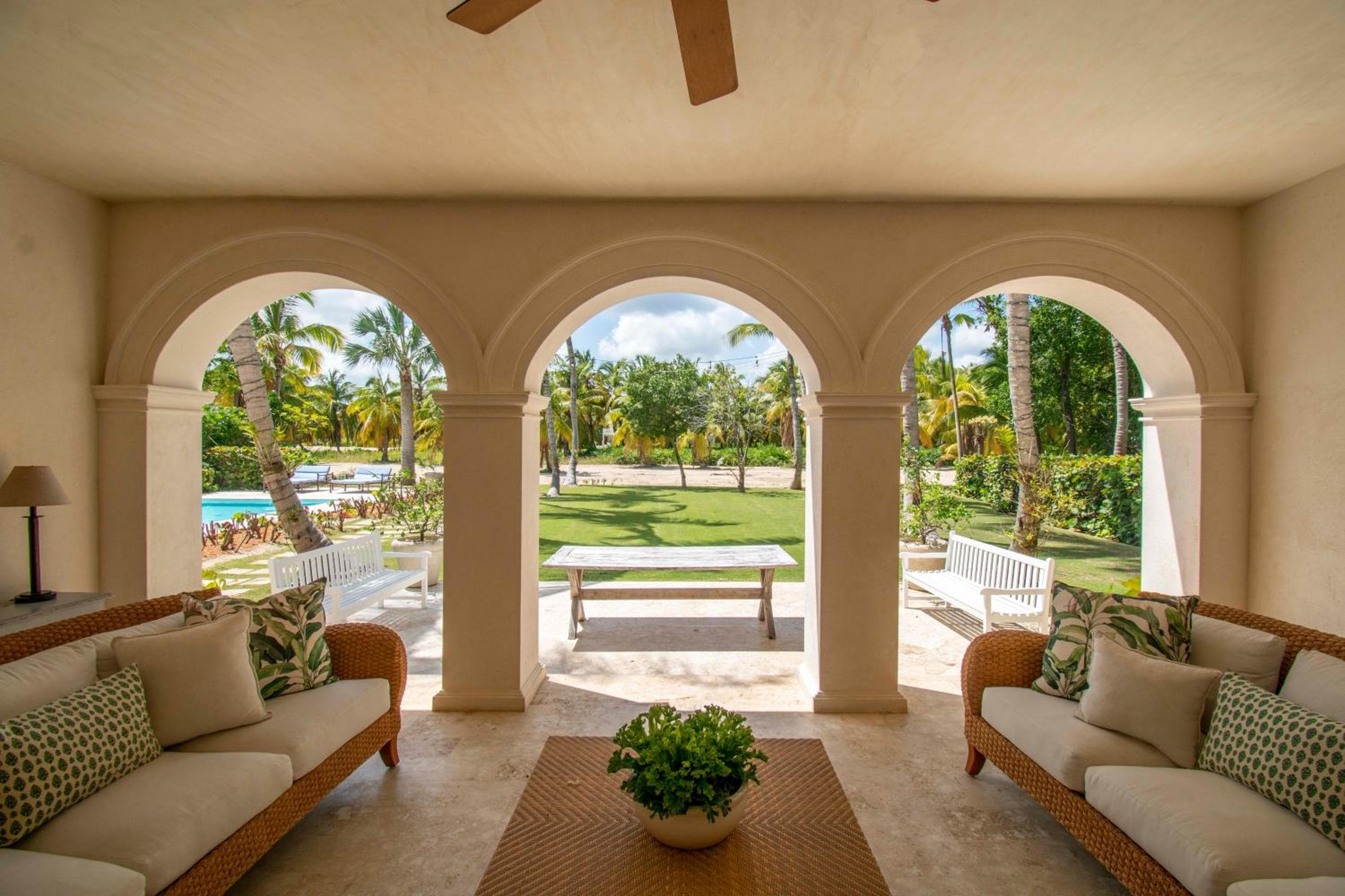 Luxury golf villa with private pool and service staff in exclusive resort near private beach — 7