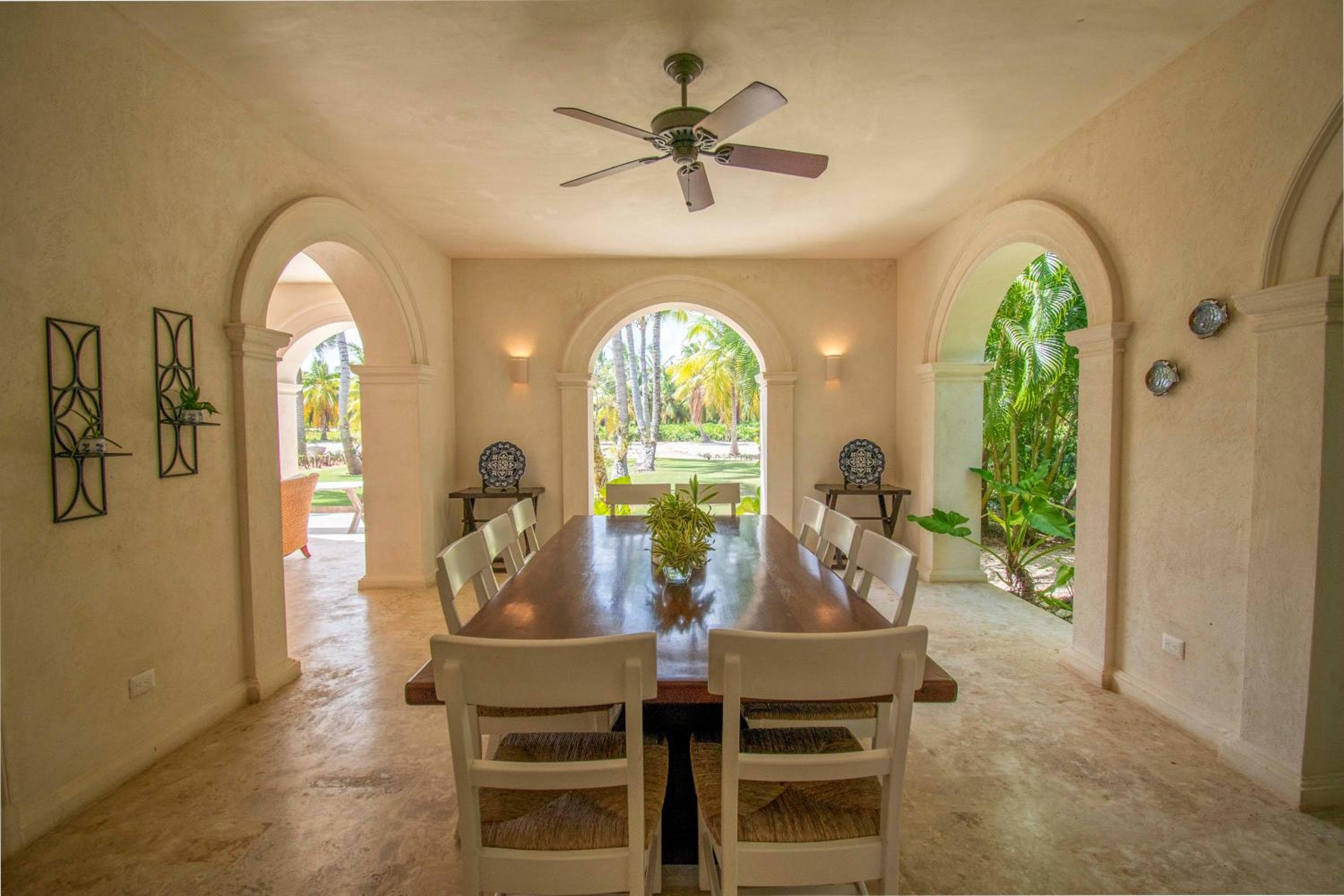 Luxury golf villa with private pool and service staff in exclusive resort near private beach — 8
