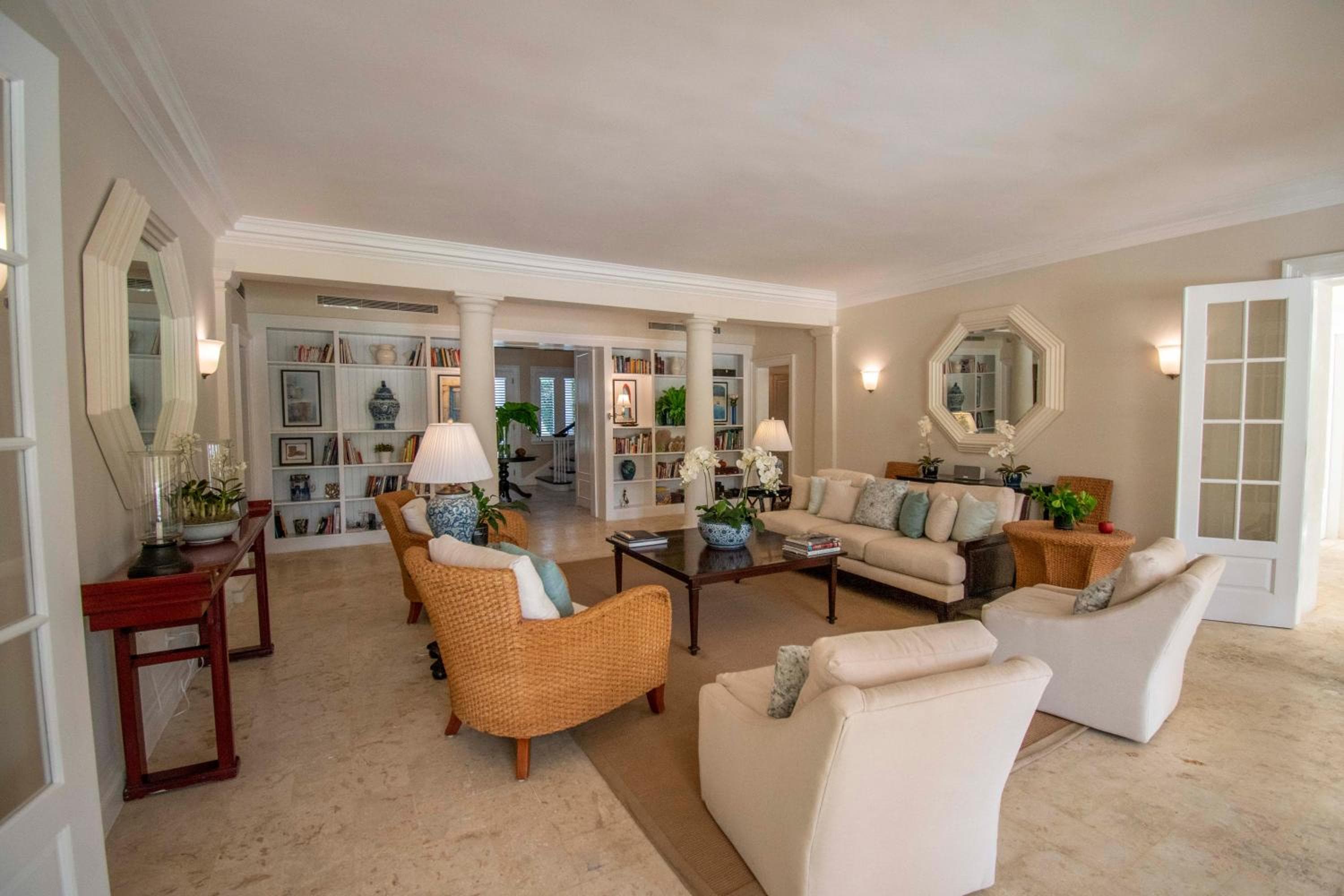 Luxury golf villa with private pool and service staff in exclusive resort near private beach — 9