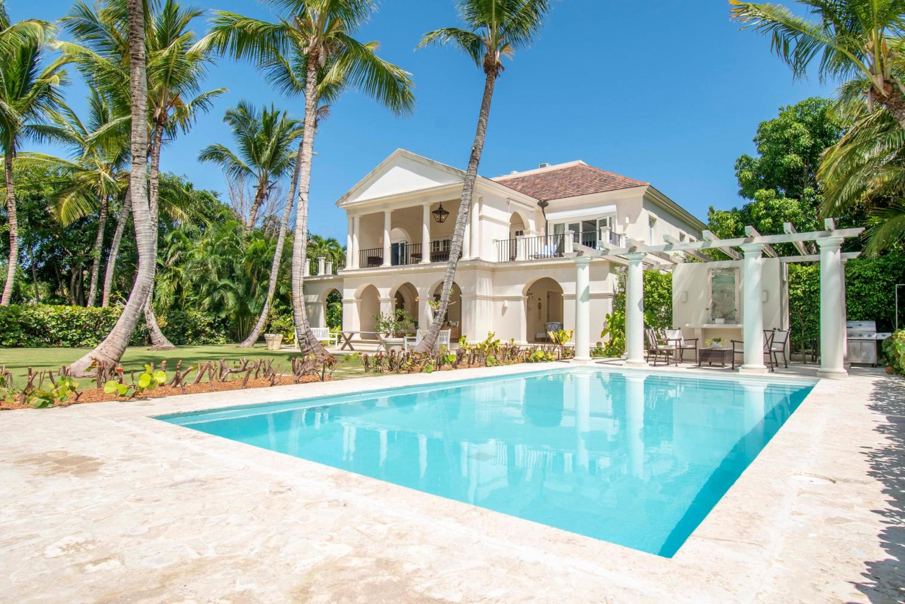 Luxury golf villa with private pool and service staff in exclusive resort near private beach — 13