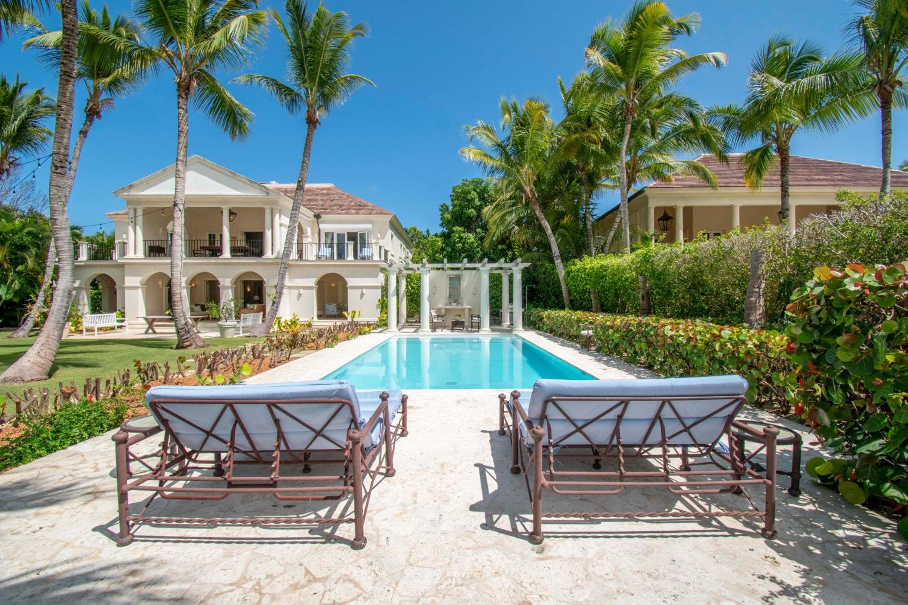 Luxury golf villa with private pool and service staff in exclusive resort near private beach — 14
