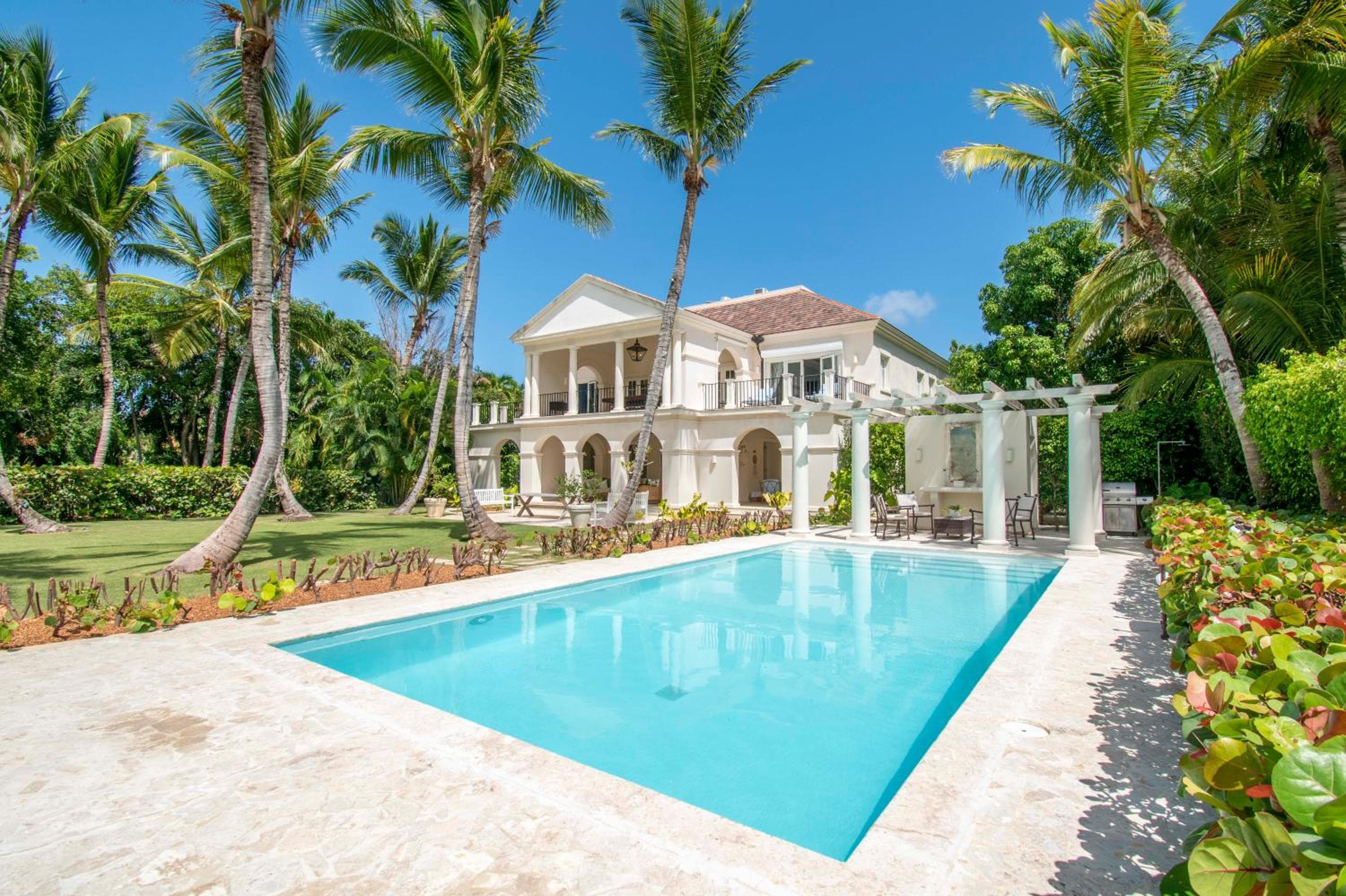 Luxury golf villa with private pool and service staff in exclusive resort near private beach — 15