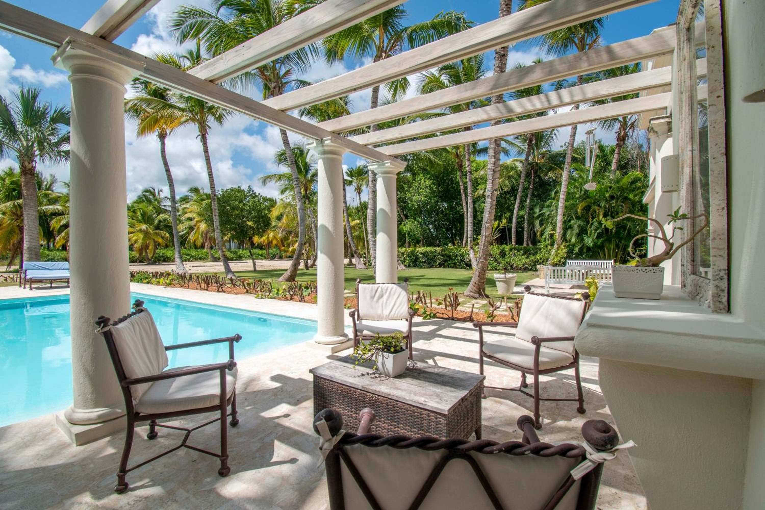 Luxury golf villa with private pool and service staff in exclusive resort near private beach — 16