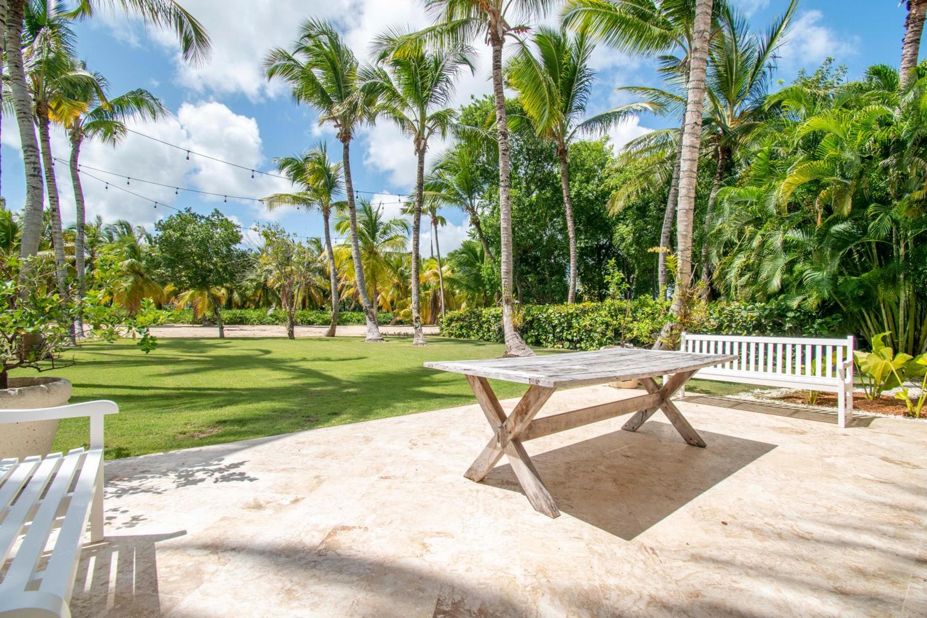 Luxury golf villa with private pool and service staff in exclusive resort near private beach — 18