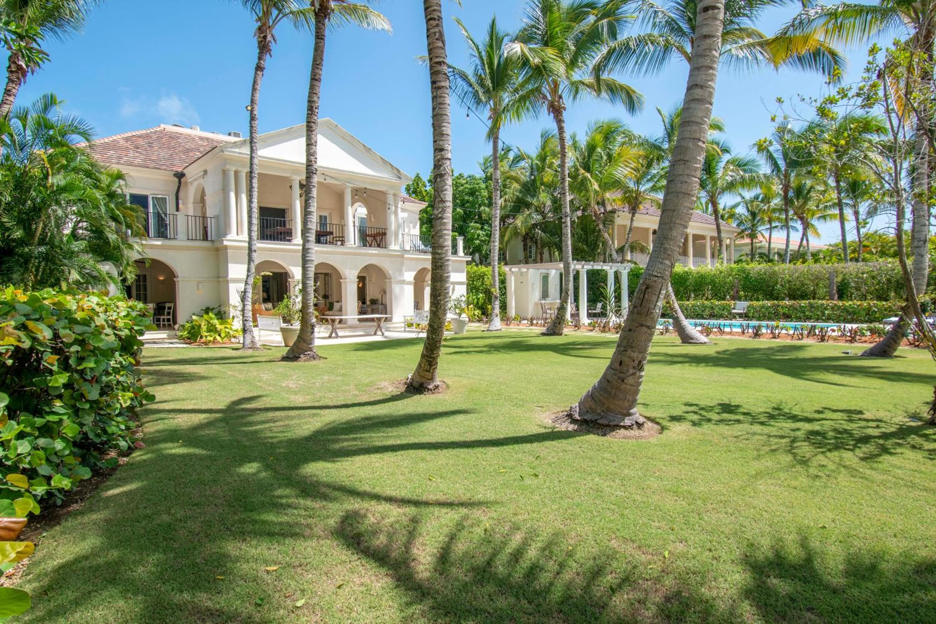 Luxury golf villa with private pool and service staff in exclusive resort near private beach — 21