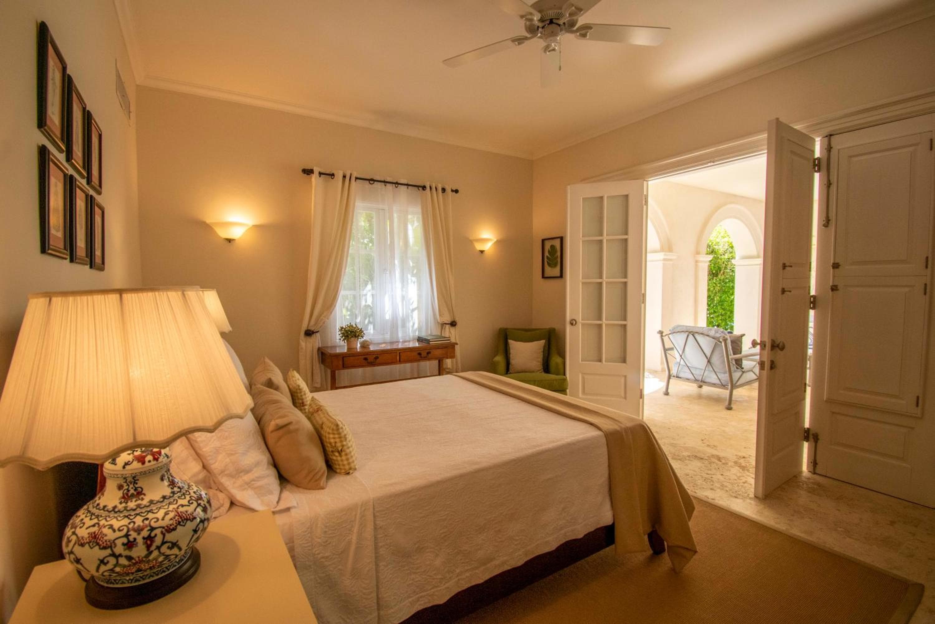 Luxury golf villa with private pool and service staff in exclusive resort near private beach — 22