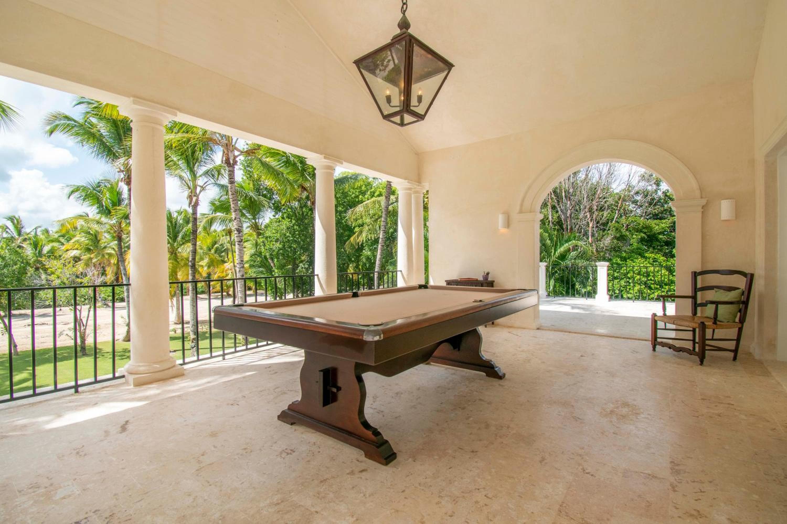 Luxury golf villa with private pool and service staff in exclusive resort near private beach — 23